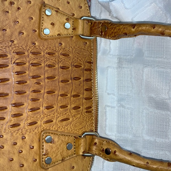 Alligator Textured Handbag - Picture 11 of 12